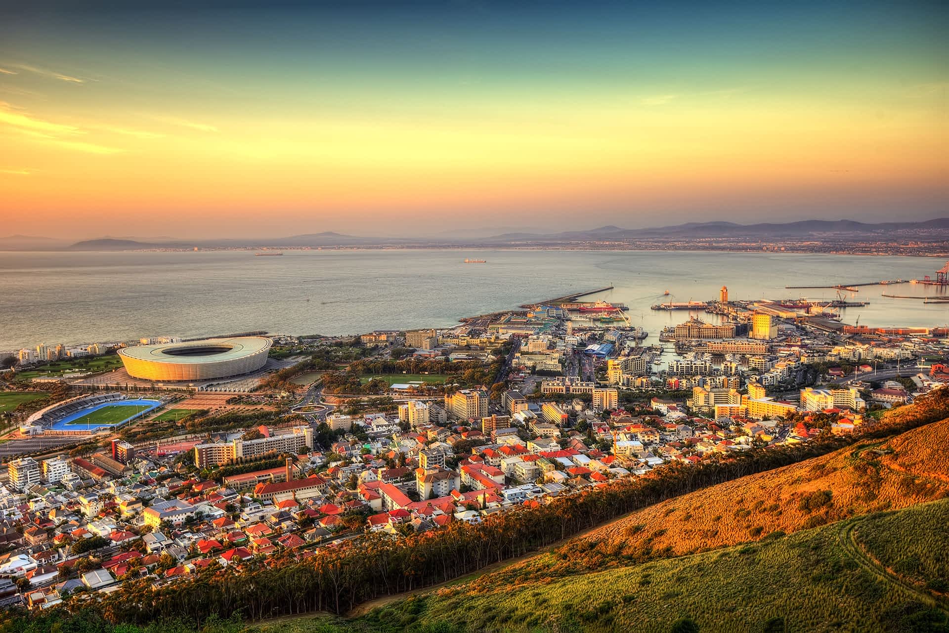 Blick auf Kapstadt bei Sonnenuntergang