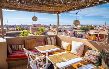 Blick von einer Rooftop Bar auf Marrakesch und das alte Medina