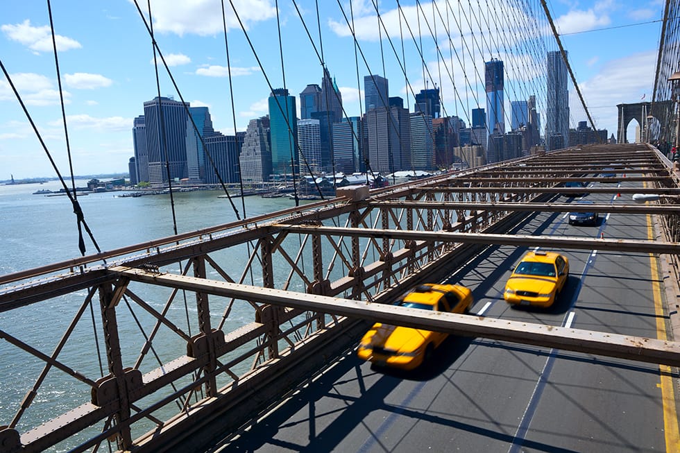 Taxis fahren über die Brooklyn Bridge