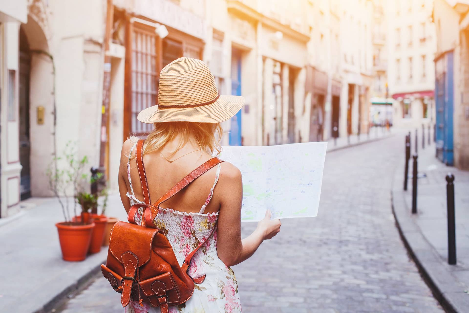 Touristin läuft mit Karte durch eine Straße