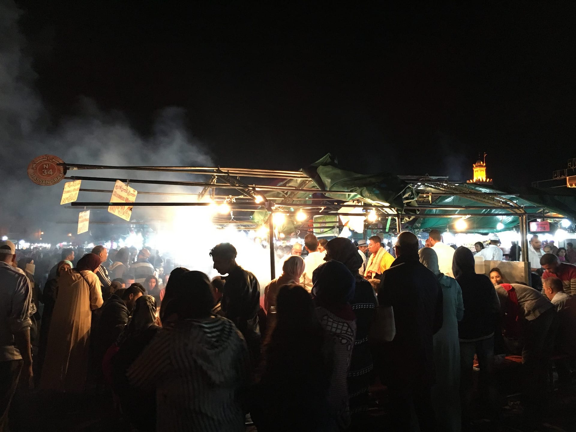 Markt mit Dampfküchen in Marrakesch bei Nacht