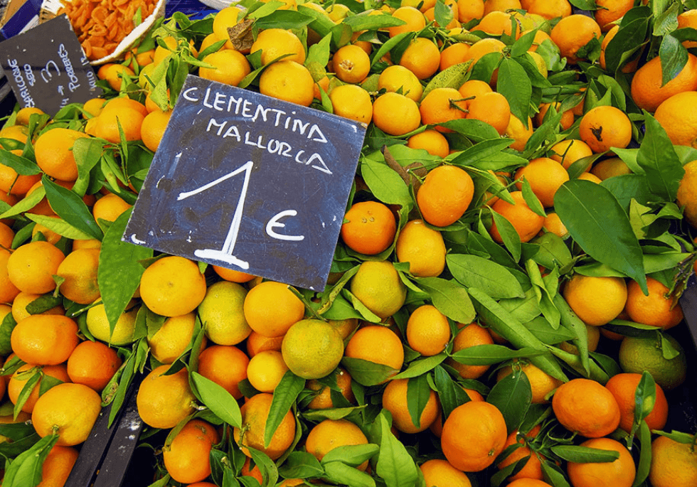 Clementinen auf einem Markt auf Mallorca