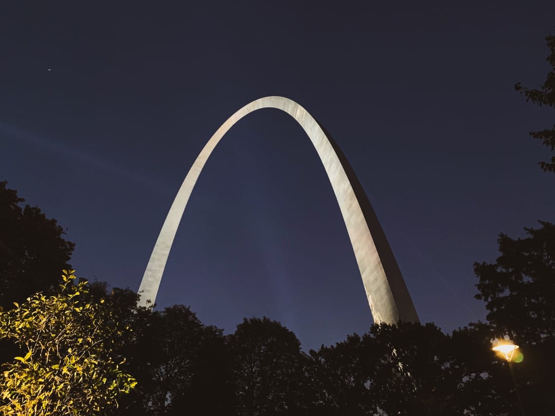 Gateway Arch von St. Louis bei Nacht