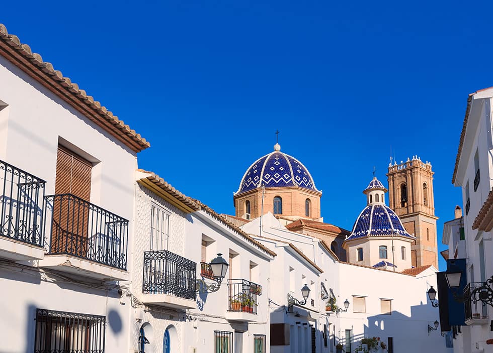 Typische weiße Häuser und blaue Kuppeln der Kirche Parroquia De Nuestra in Altea