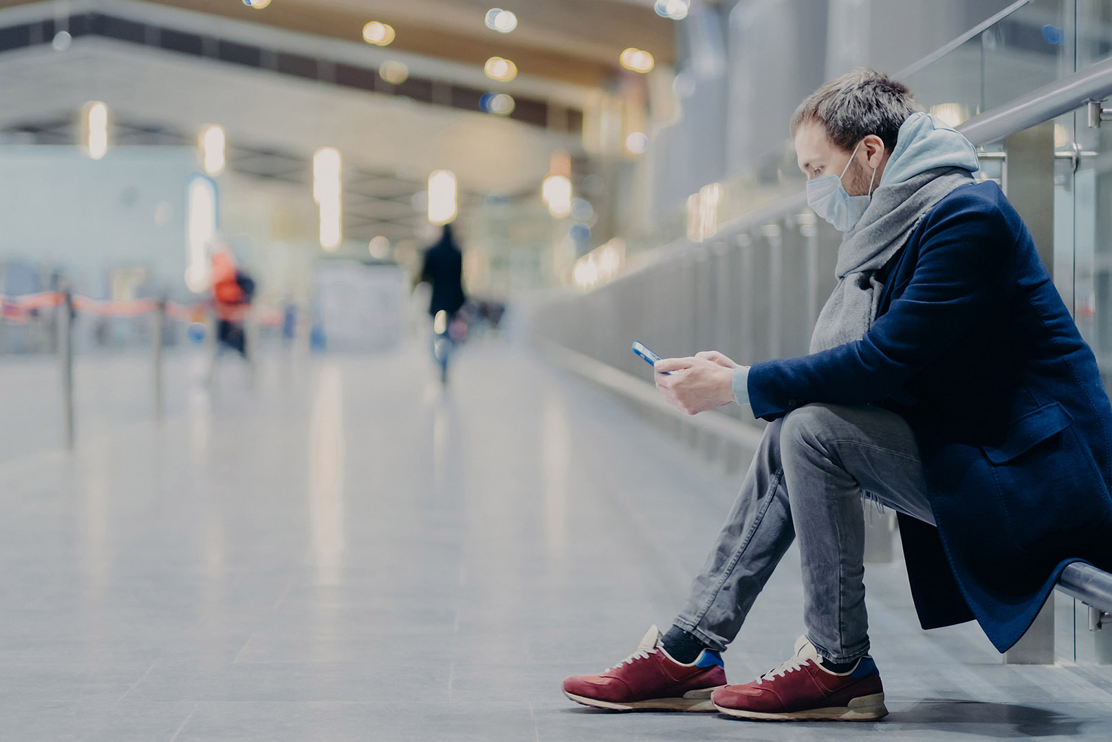 FAQ_Mann_Mundschutz_Flughafen