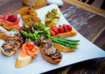 Bild von einem Teller verschiedener Sorten Tapas in Barcelona.