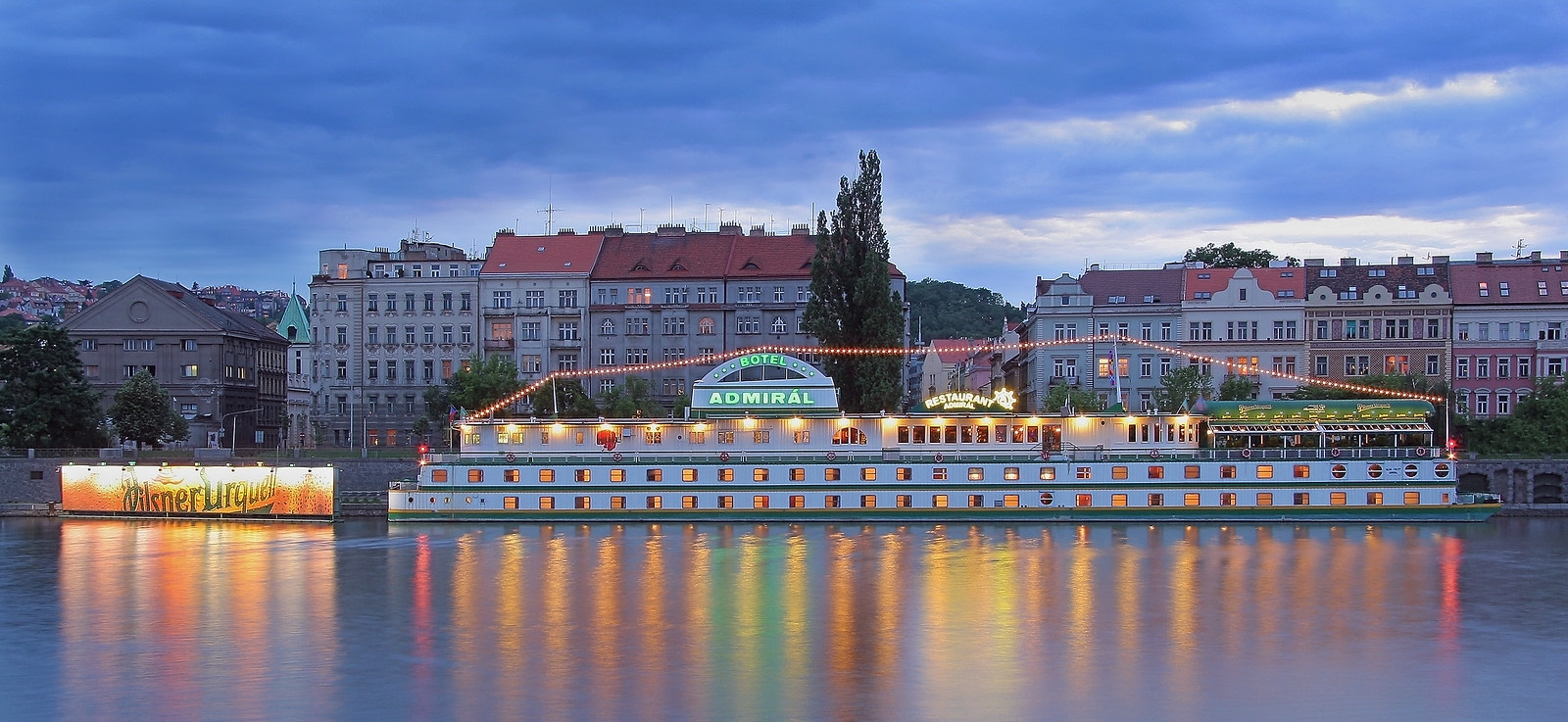Botel beleuchtet bei Nacht in Prag