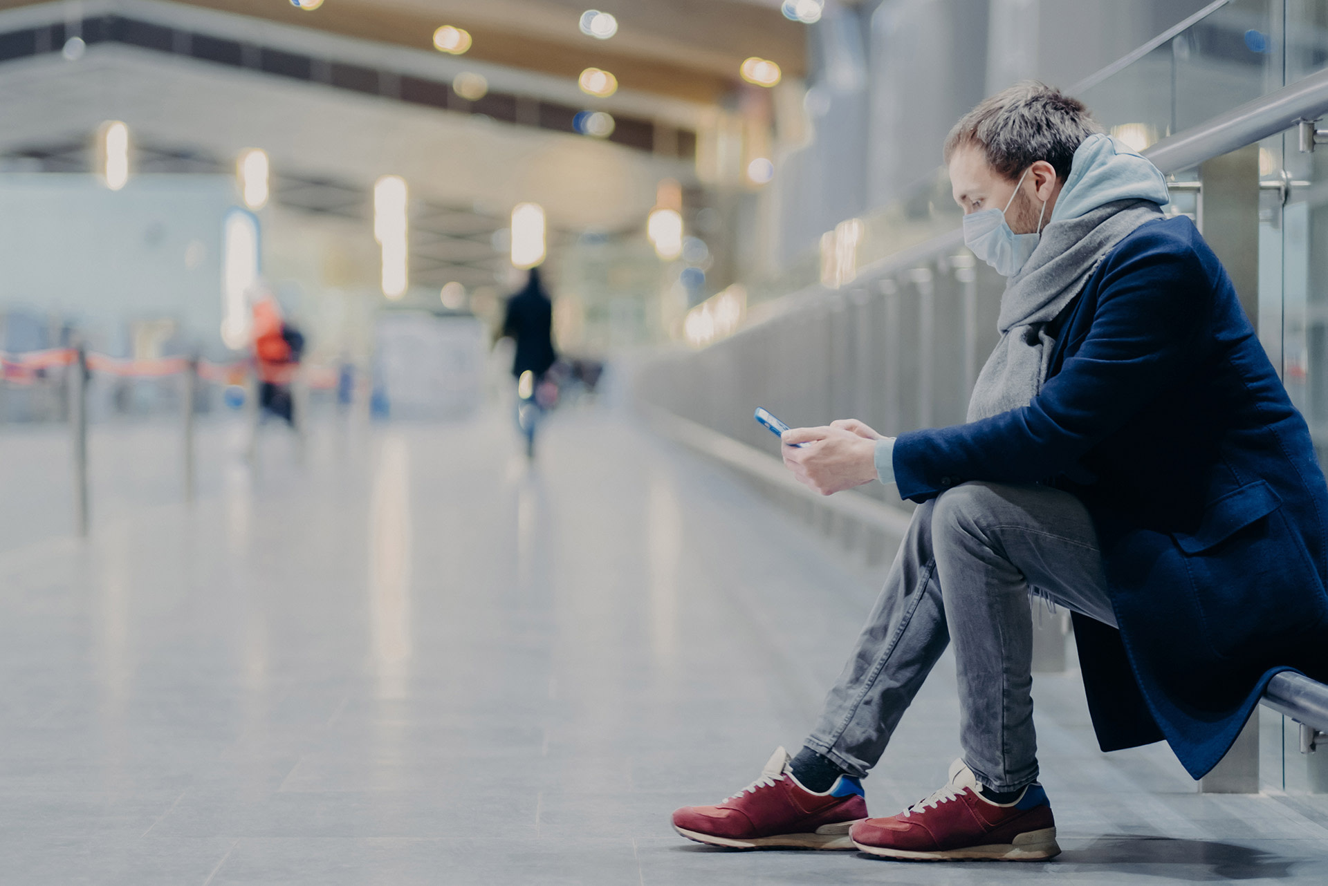 FAQ_Mann_Mundschutz_Flughafen