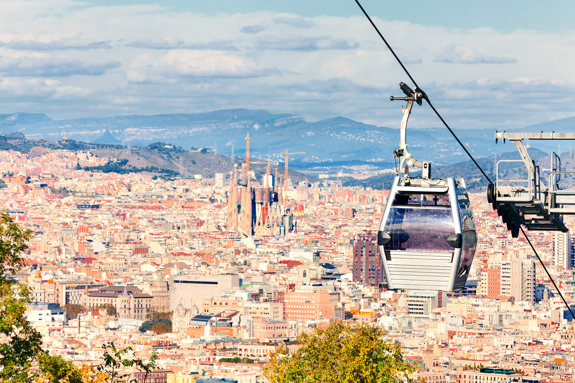 Seilbahn zum Montjuic-Hügel. Stadtbild von Barcelona. Sagrada Familia.