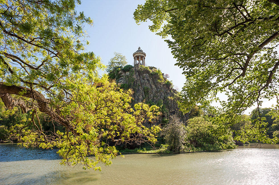 Park Buttes Chaumont im Norden von Paris. Ideal zum Joggen