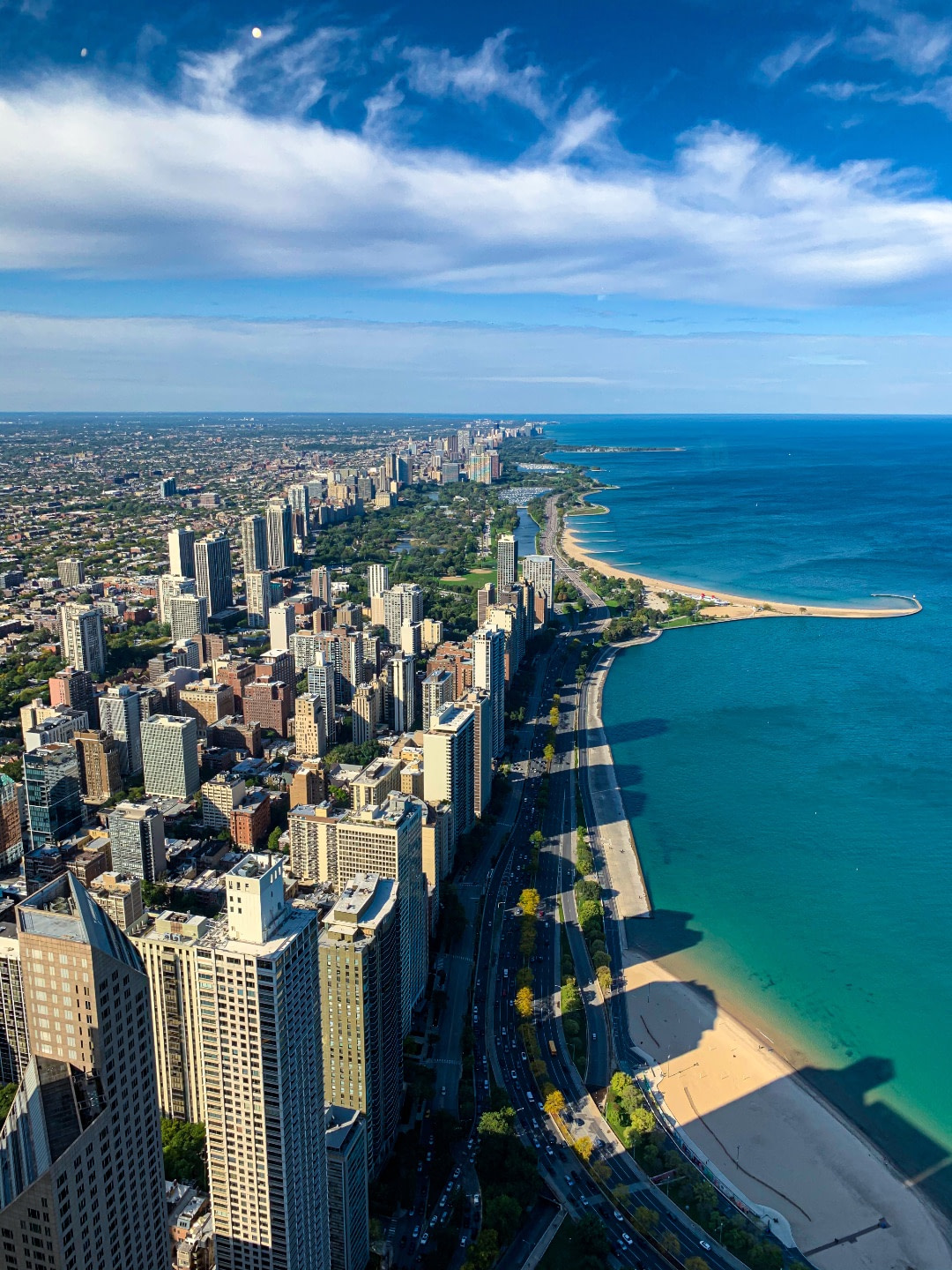 Blick auf den Strand mit Lincoln PArk und Boys Town im Norden