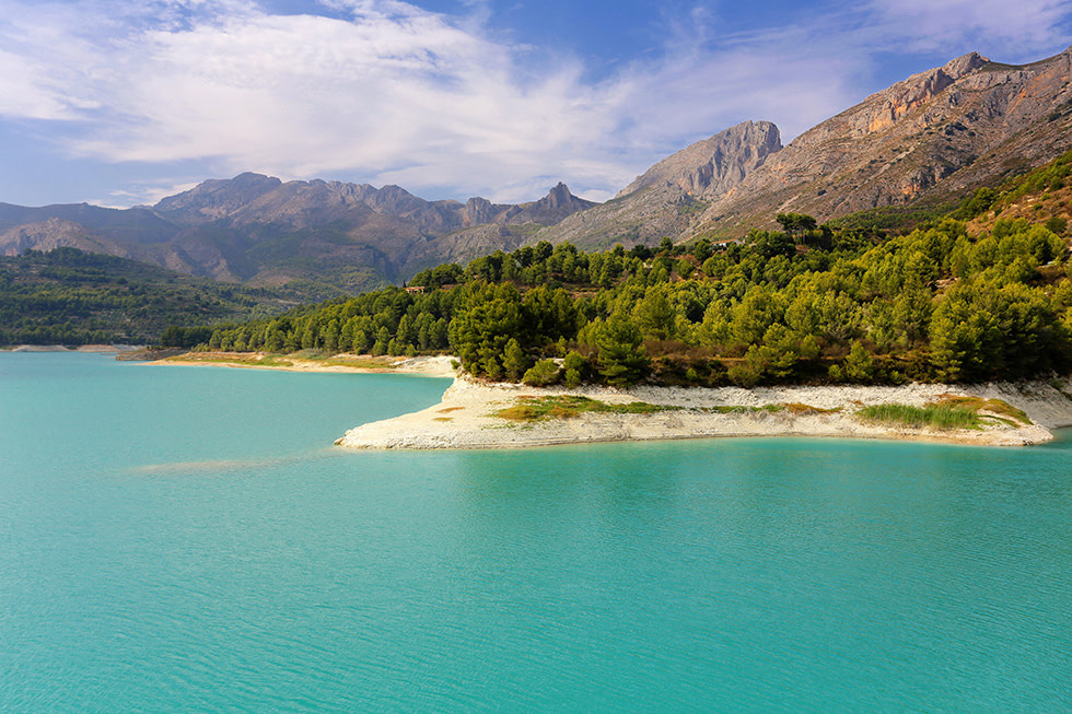 Türkisfarbener Stausee in Guadalest