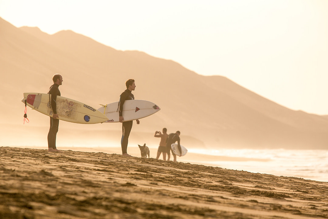 Surfer am Strand von Fuerteventura