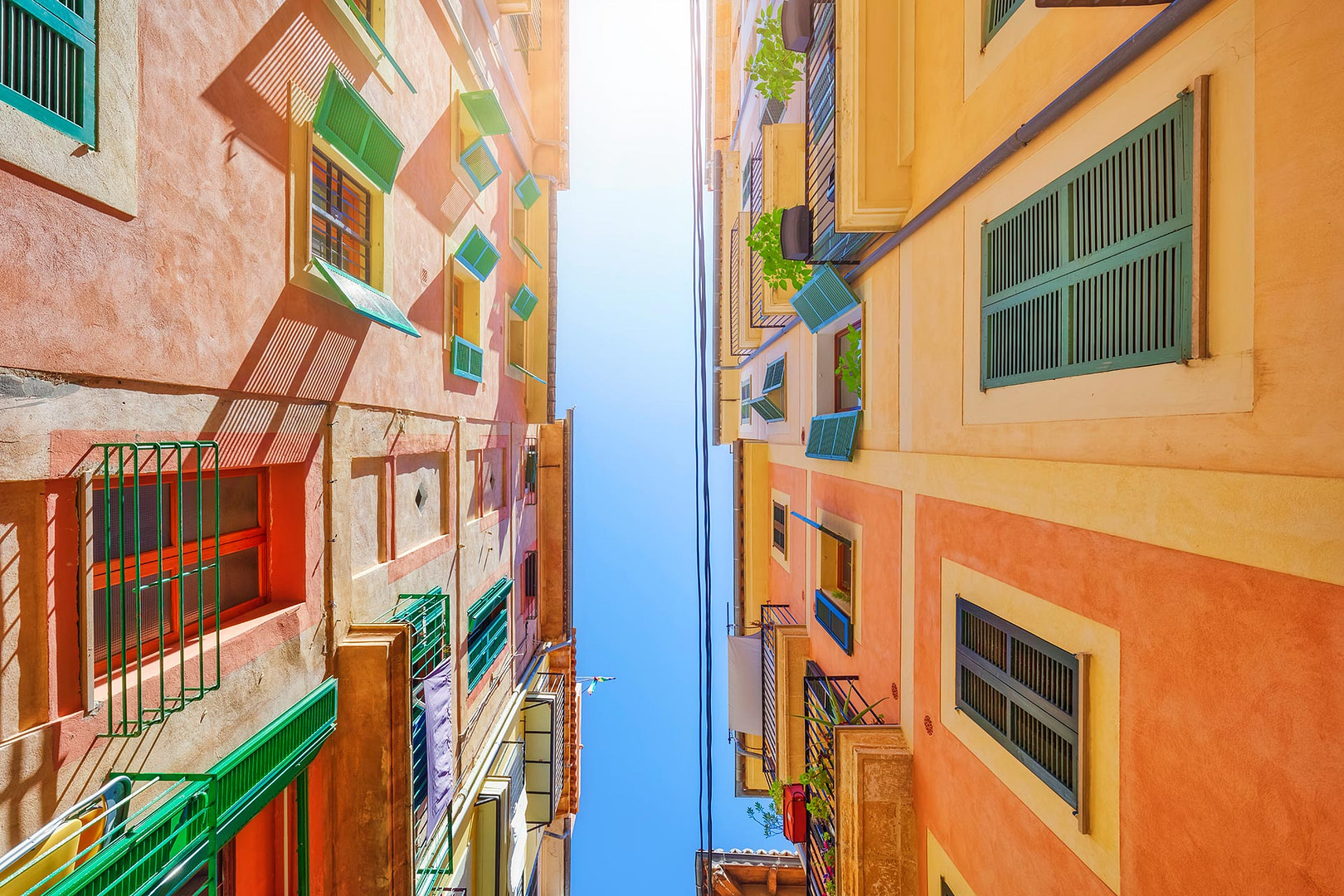 Blick in den Himmel in Häuserschlucht in Palma de Mallorca