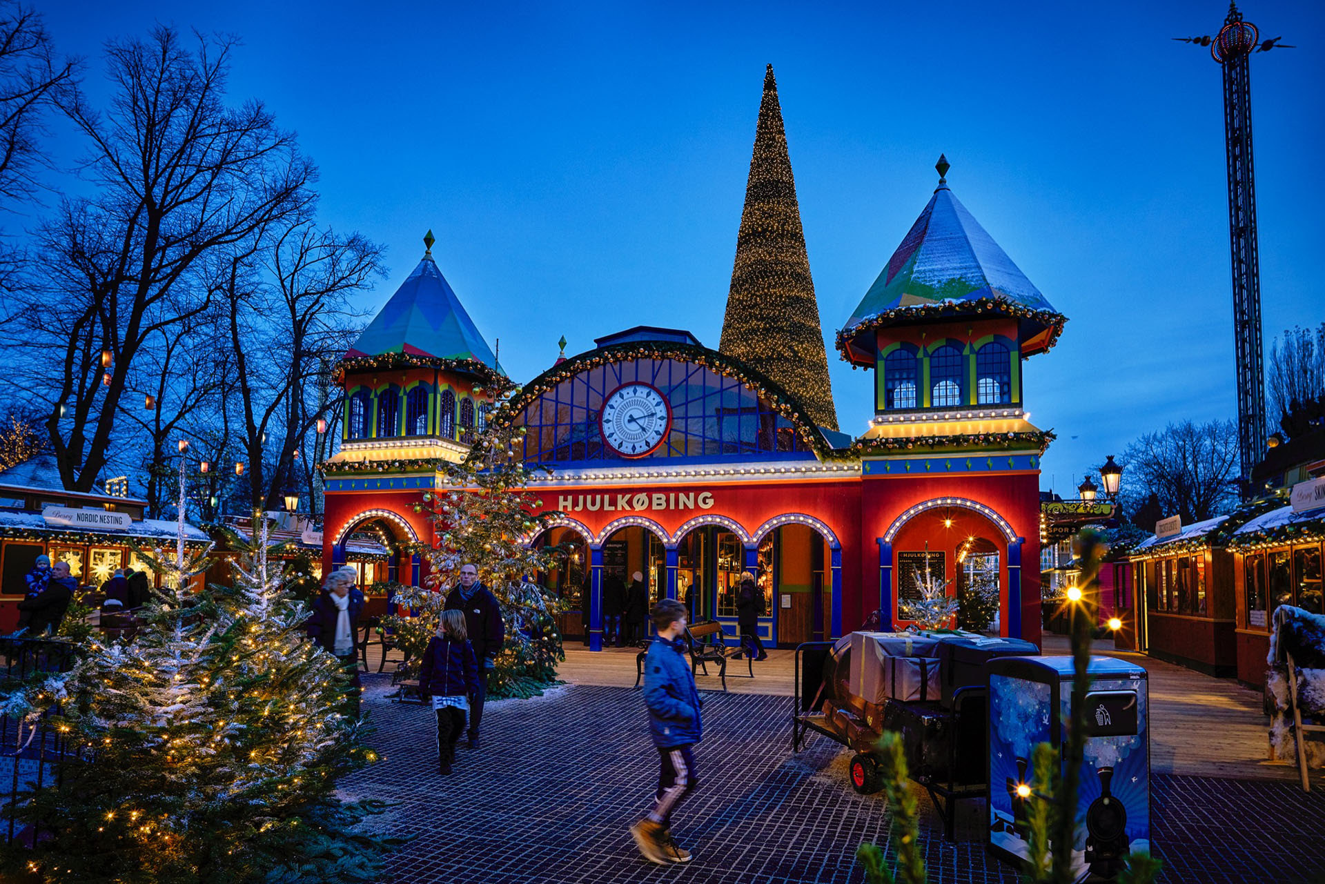 weihnachtlich geschmücktes Hjulkøbing Bahnhofsgebäude