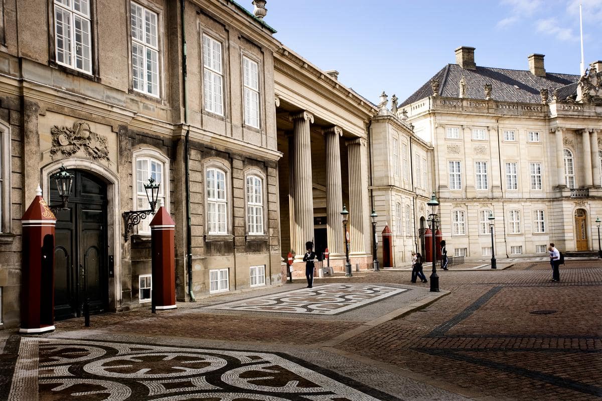 Wache vor dem Schloss Amalienborg