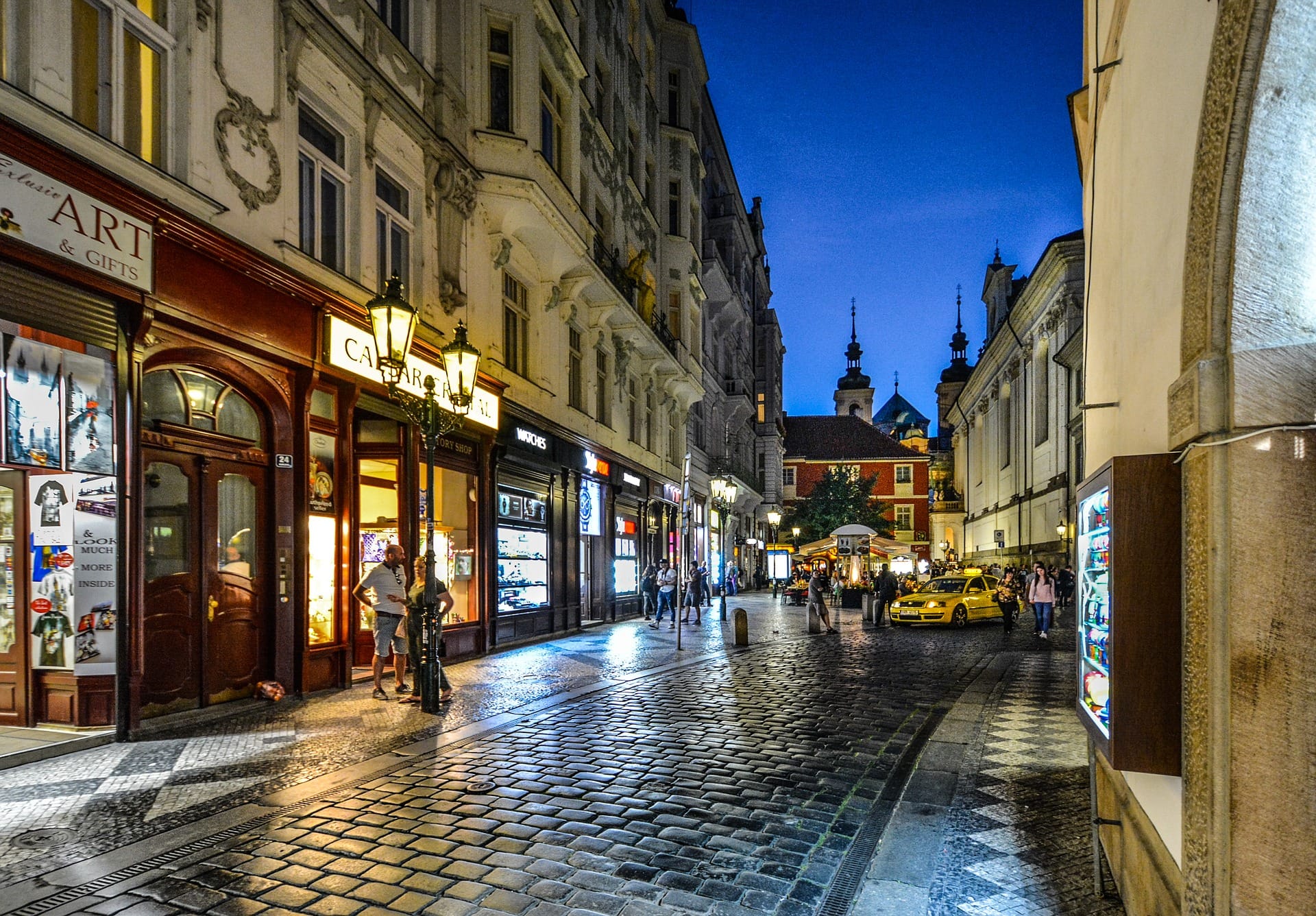 Gasse in Prag bei Nacht