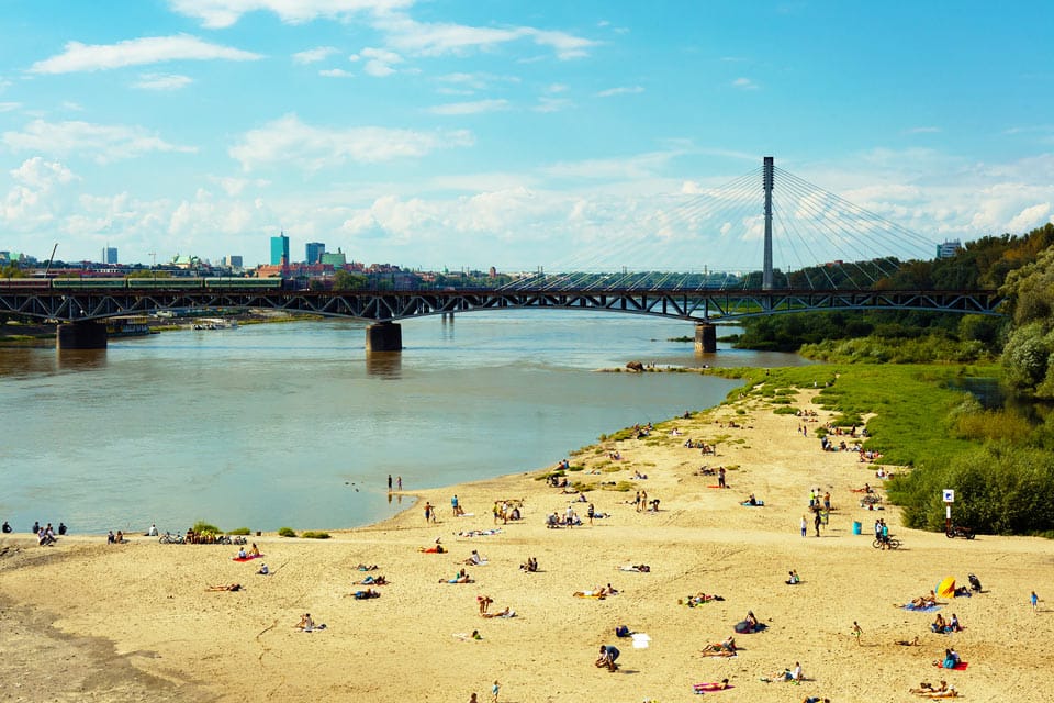 Leute an Uferstrand in Warschau