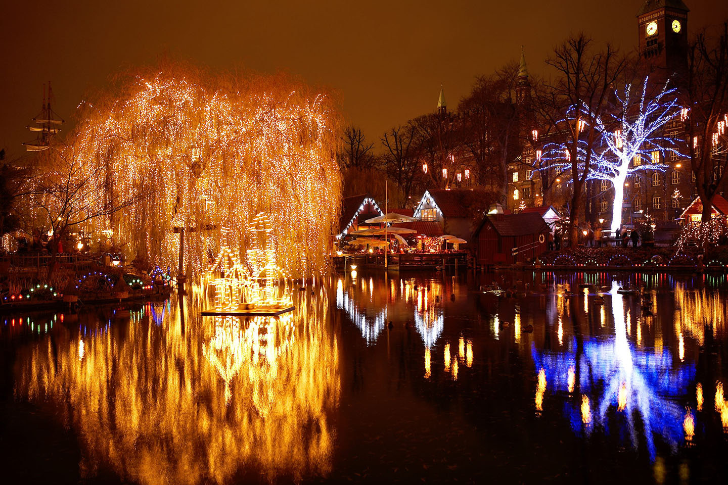 Weihnachtsmarkt im Tivoli Vergnügungspark mit vielen Lichtern
