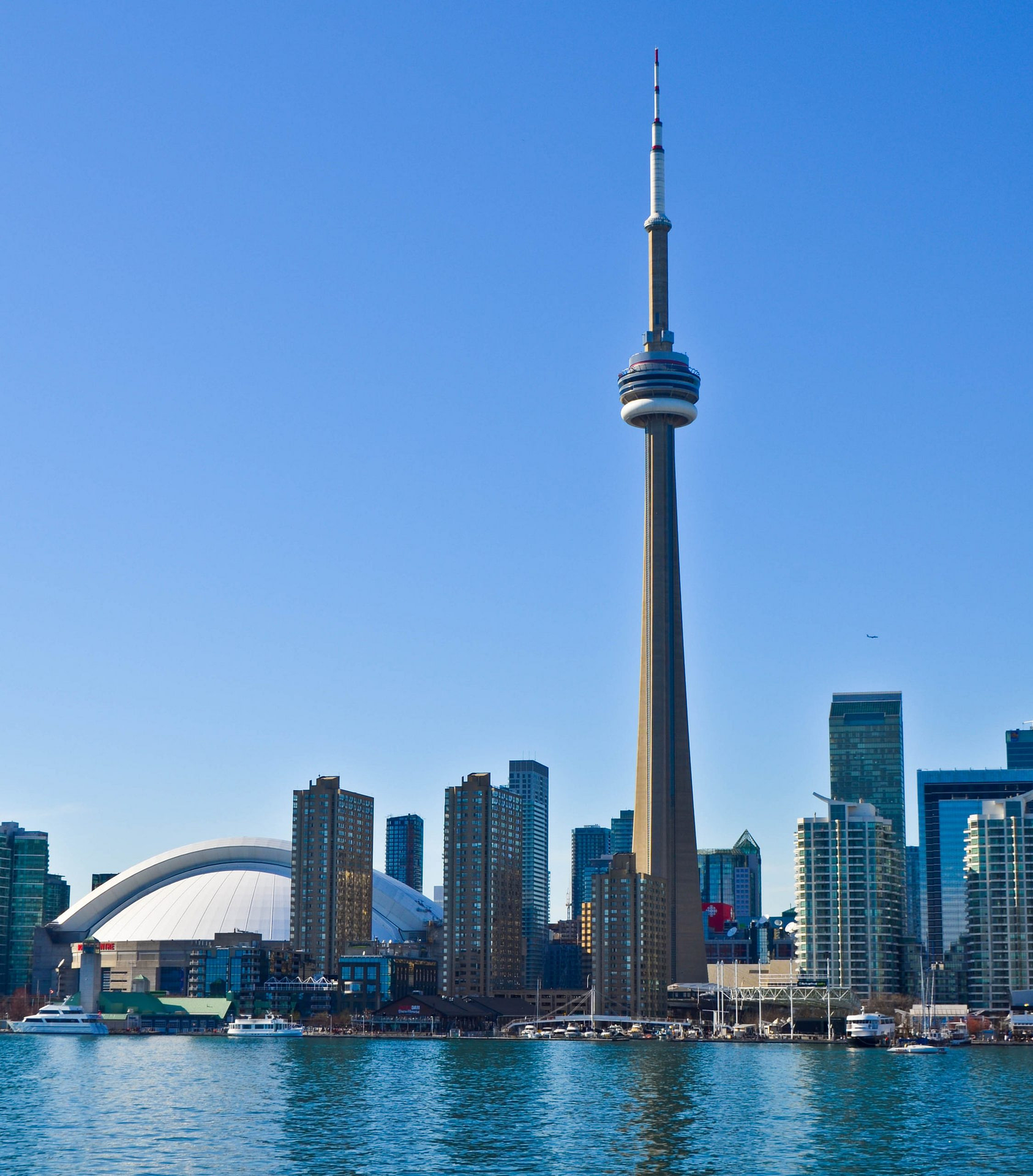 CN Tower Toronto mit Rogers Center