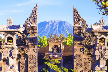 Vulkan Gunung Agung in Bali mit Tempel