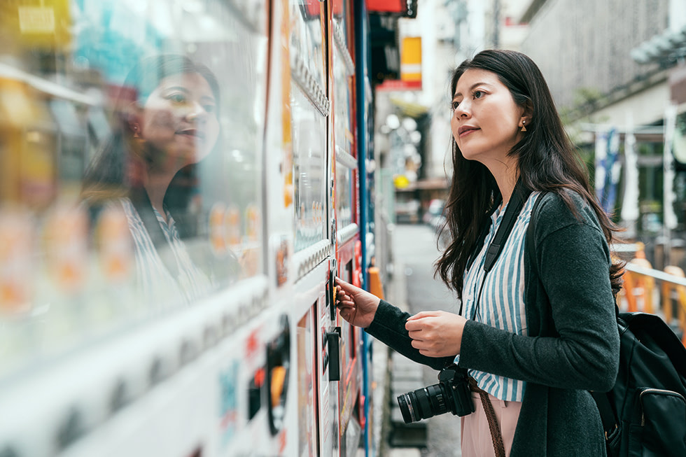 Tokyo vending maschine woman
