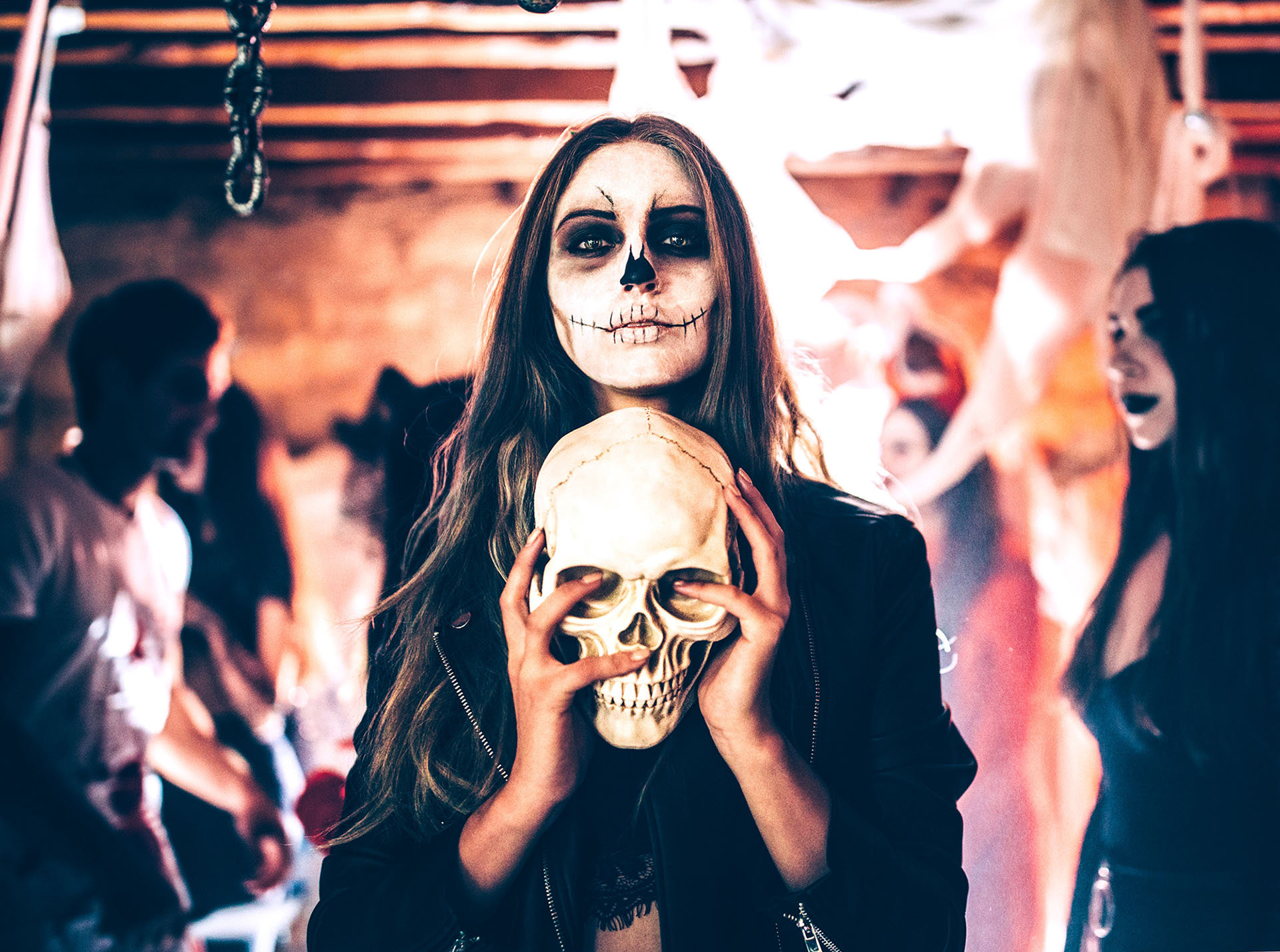 Frau mit Halloween-Kostüm, einem Schädel