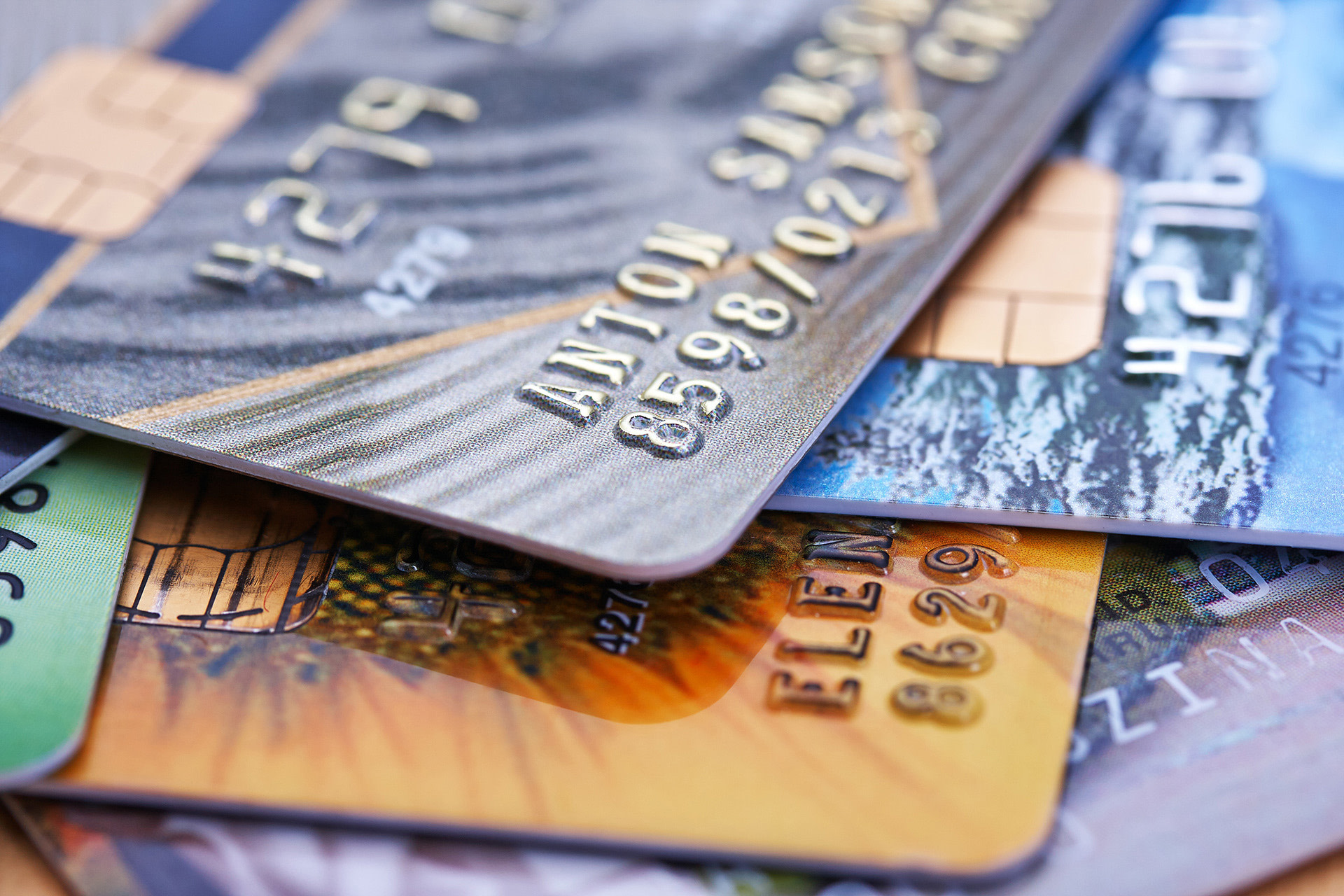 Stapel von Kreditkarten. Infoartikel zum Zahlen im Ausland