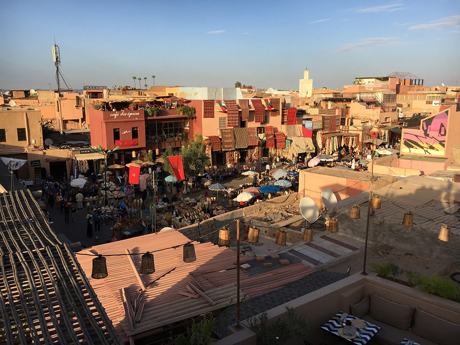 Panorame auf einen Markt in Marrakesch