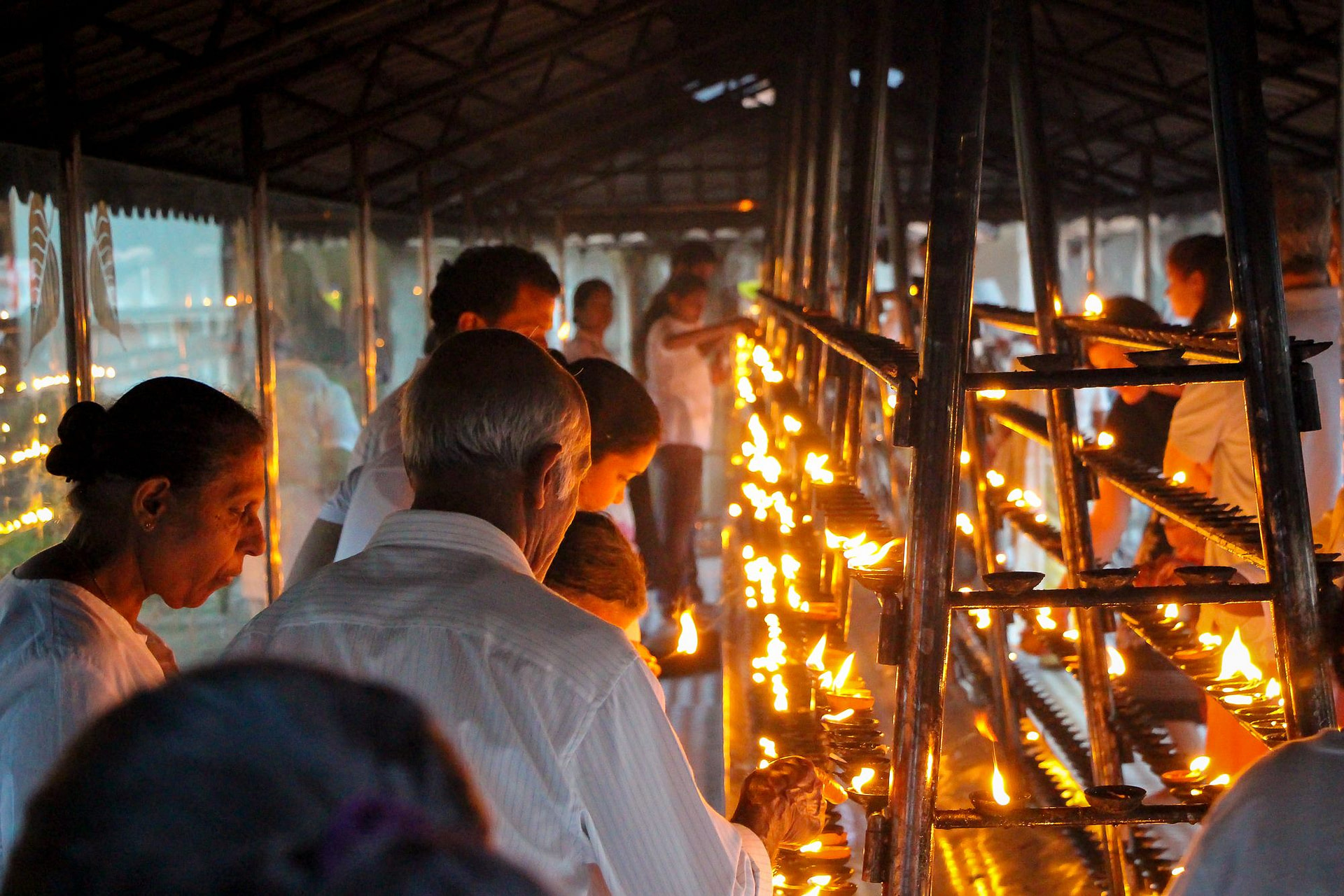 Pilger vor Zahntempel Kandy