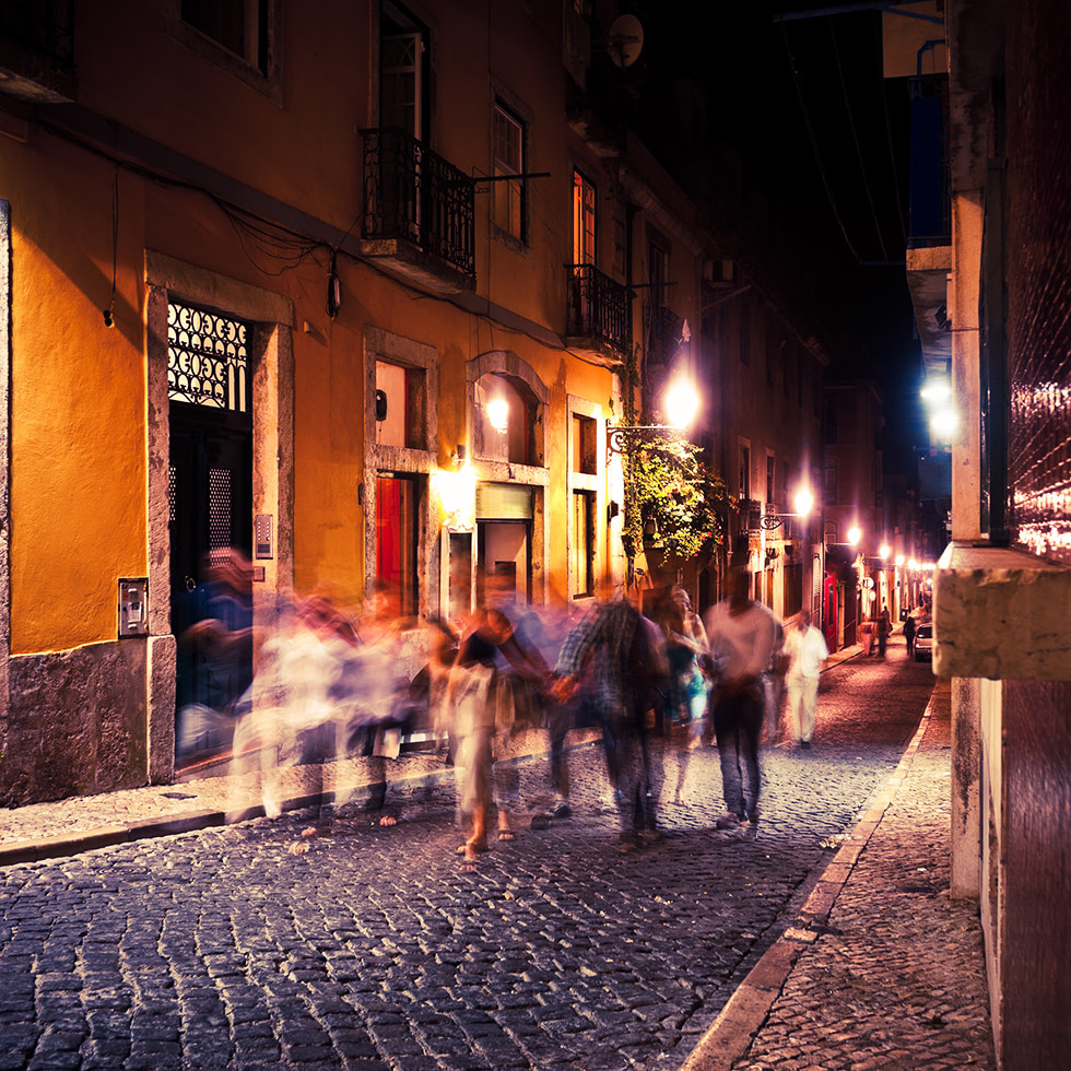 Fröhliche Menschen in kleinen Gasse bei Nacht