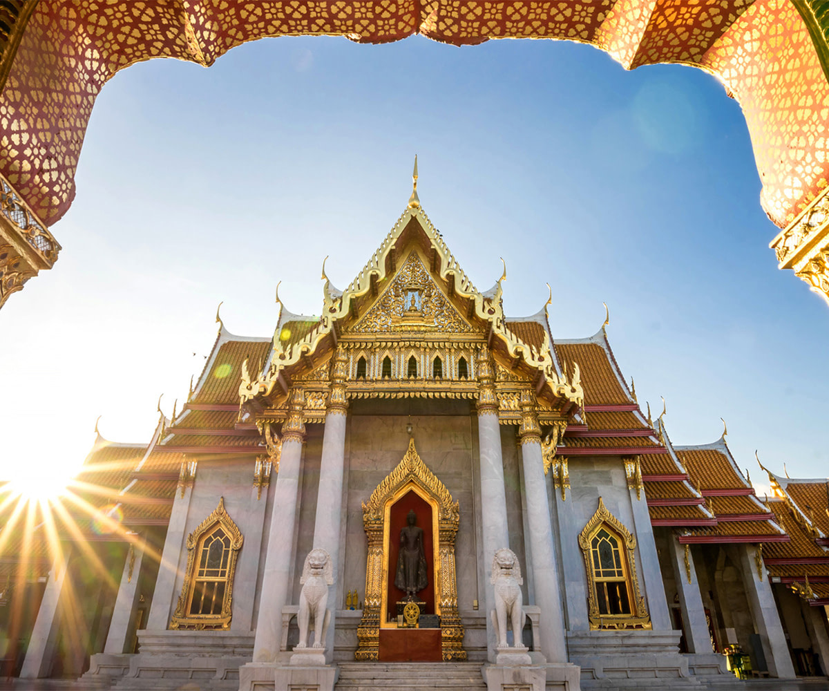 Tempel in Bangkok, mit Sonnenstrahlen