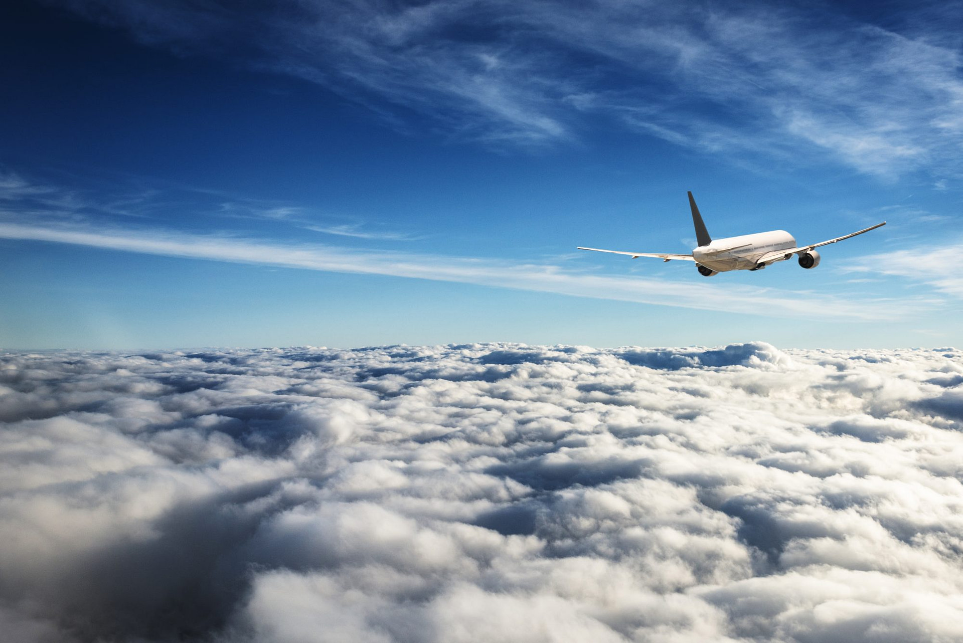 Flugzeug über den Wolken