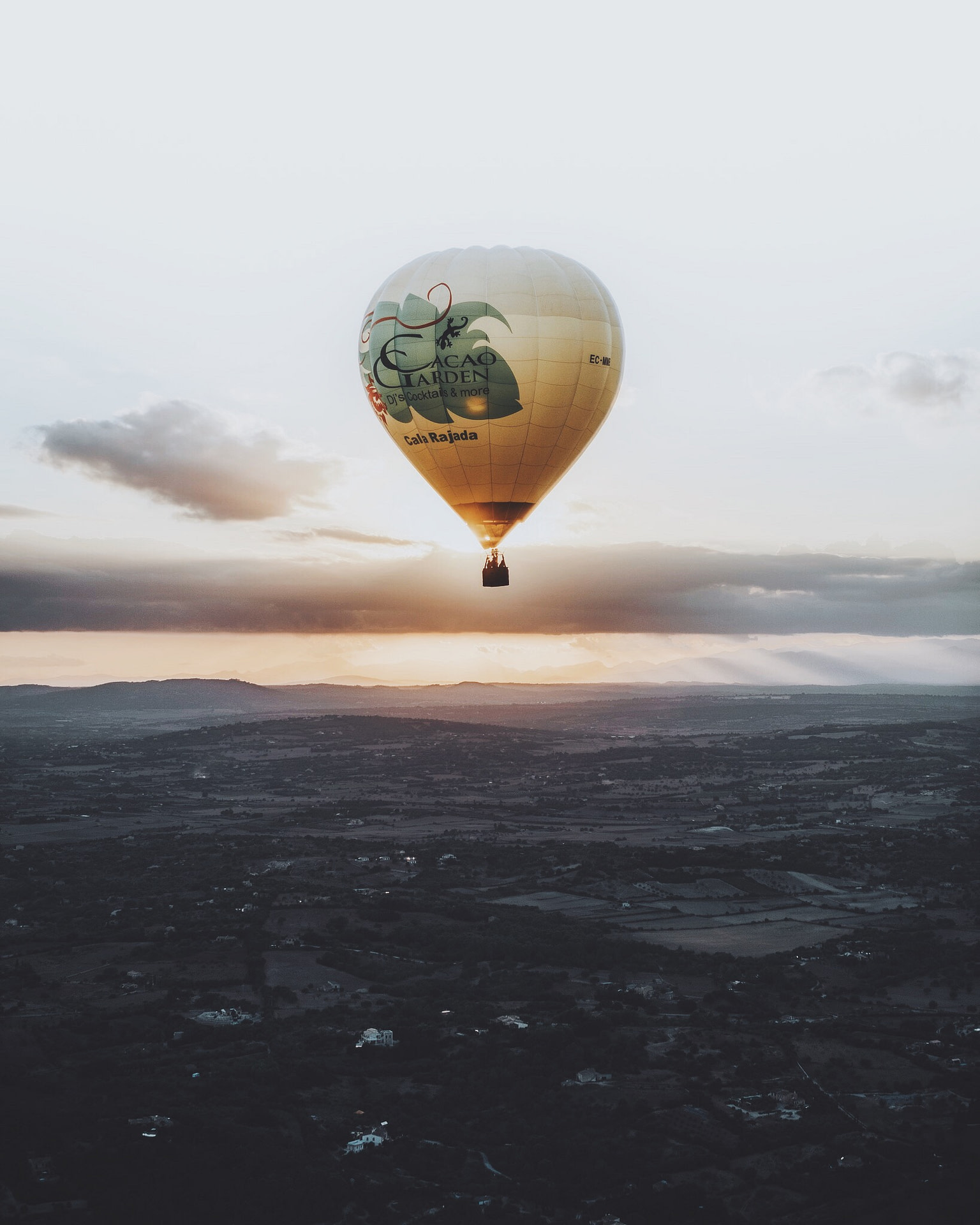 Heißluftballon-fahrt über den mallorquinischen Sonnenuntergang