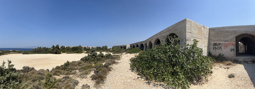 Hotelruinien am Strand von Aliko