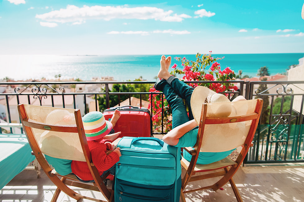 Familie entspannt mit Blick auf das Meer