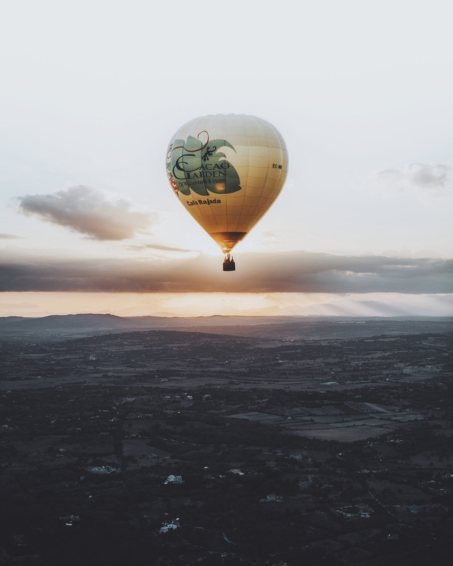 Heißluftballon-fahrt über den mallorquinischen Sonnenuntergang