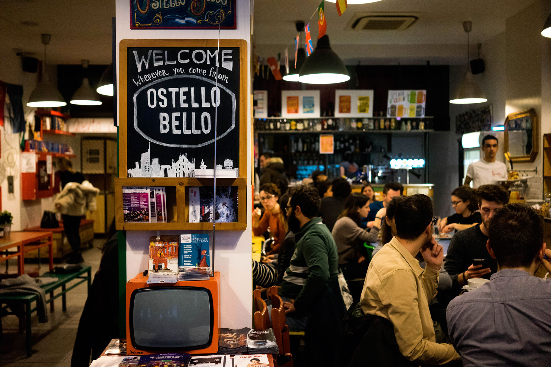 Ostello_Bello_Milano Bar mit Leuten