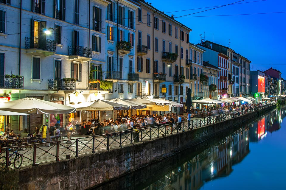 Naviglio Nachtleben mit Restaurants und Bars in Mailand