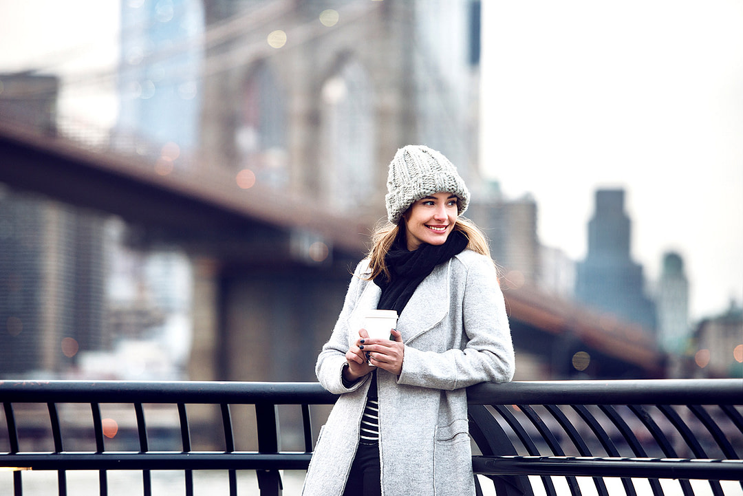 An der Brooklyn Bridge einen Kaffee geniessen