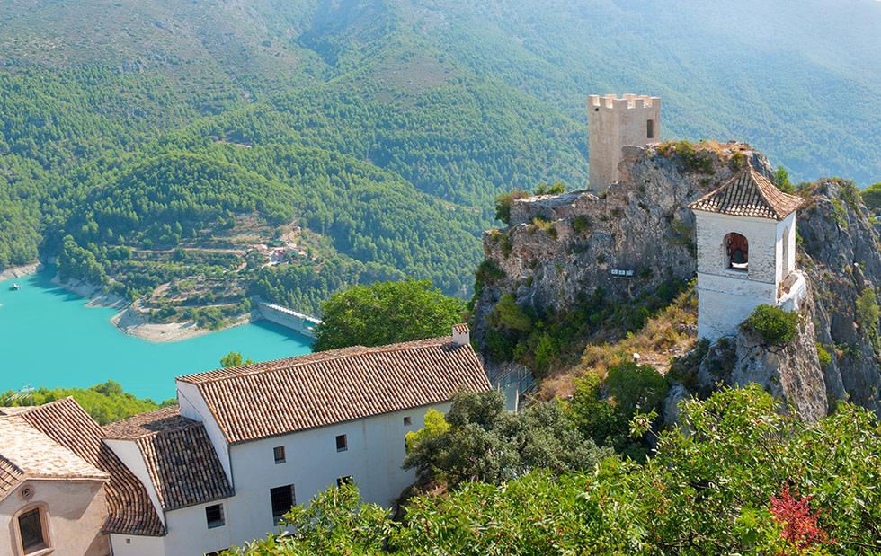 Blick über Guadalest und den Stausee